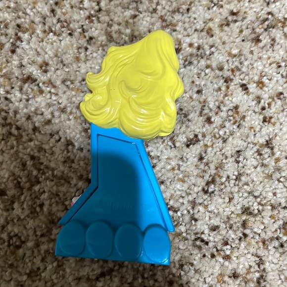 Vintage Skating Barbie Toy - Picture 2 of 3